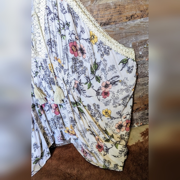 Coco & Jaimeson Floral Cold Shoulder W Ties And Crochet Trim - Picture 3 of 16